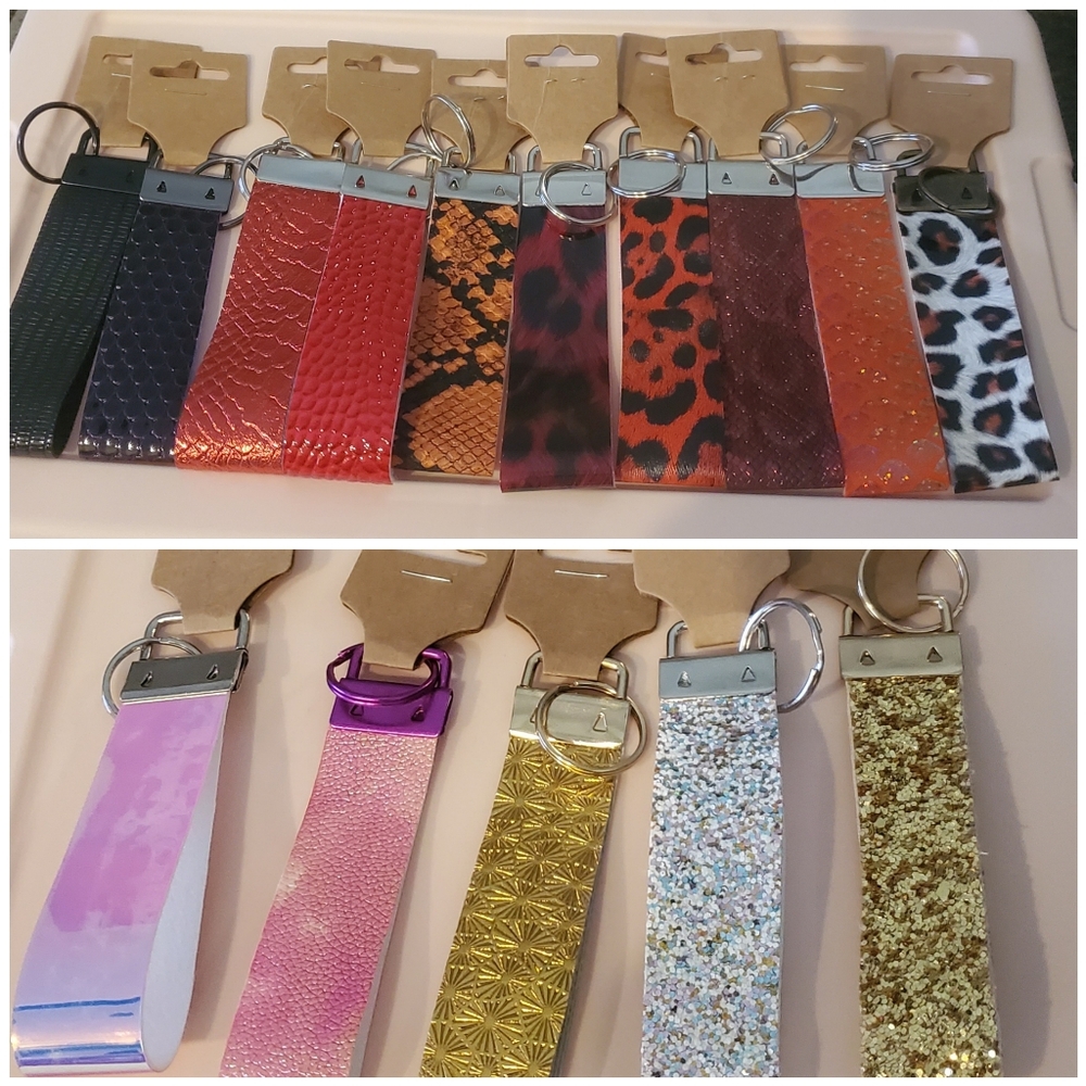 ✨️New 1pc Random Keychain - Picture 3 of 4